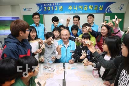 ▲ 우유철 사장이 당산초등학교 학생들을 대상으로 직접 강사로 나섰다.