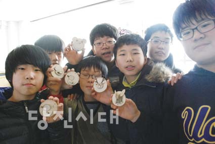 ▲ 한정초등학교 학생들이 녹색성장교육 프로그램 수업에 참여하고 있다. 한정초는 녹색성장교육, 독서교육, 동아리활동을 특성화해 다양한 프로그램을 진행 중이다.