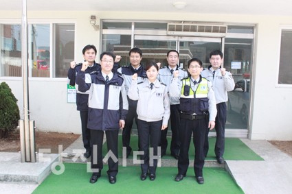 ▲ 사진 앞줄 왼쪽 부터 유경희 소장, 홍지화 순경, 이경호 순경, 뒷줄 왼쪽부터 김재천 경사, 김선호 경장, 노광종 경위(2팀장), 유효봉 경사
