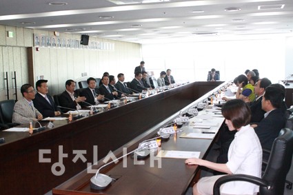 ▲ 지역 내 국제봉사단체 단체장 및 임원들이 이철환 시장과 단체별 협조사항에 대해 토의를 하고 있다.