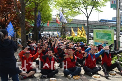 ▲ JW지회 노조원들이 서울 중외제약 본사 앞에서 집회를 벌이고 있다.