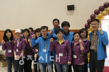 ▲ 총동문회 행사를 주관한 28회 동창들이 파이팅을 외치고 있다.