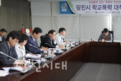 ▲ 학교폭력 대책협의회 위원들이 회의를 하고 있다.
