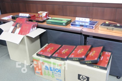 ▲ 경찰이 압수한 물품. 저가의 건강기능식품을 만병통치약인 것처럼 속여 고가에 판매했다.