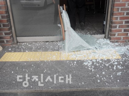 ▲ 송악치안센터의 출입문이 부서져 있다.