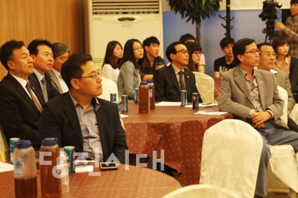 ▲ 초청특강에 참석한 지역주민들이 정덕구 이사장의 강의에 집중하고 있다.