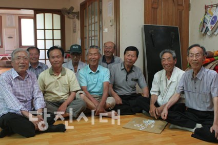뒷줄 왼쪽부터 표영남(69), 표영기(77), 표준열(71), 앞줄 왼쪽부터 김종수(80), 이억만(75), 유동철(73), 표정길(75), 표실(76), 표형영(83)