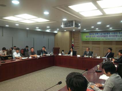 ▲ ‘제6차 전력수급기본계획 수립의 추진현황 및 정부의 신규 석탄화력발전 추가반영에 관한 정책토론회’에서 패널로 참여한 황성렬 동부화력 저지 당진시대책위원장이 발언하고 있다.