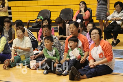 ▲ 3대가 함께 축제에 참가한 가정들.
