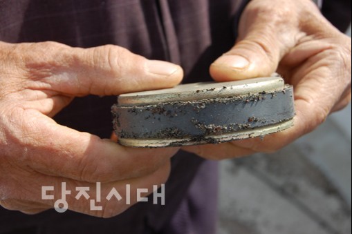 김상근 씨 댁에서 자석을 가져다 대니 쇳가루로 의심되는 물질이 붙었다.