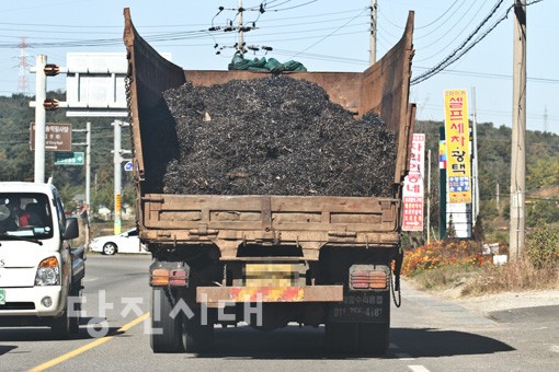 추락방지를 위한 덮개 조치가 미흡한 고철운송차량이 환영철강으로 향하고 있다.