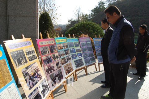 ▲ 합교4-H 과제활동경연대회 출품작품을 감상하고 있는 시민.