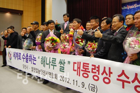 ▲ 최상묵 회장을 비롯한 지역농업단체장, 기관단체장들이 기념촬영을 하고 있다.