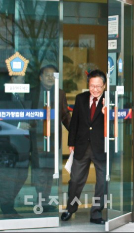 ▲ 지난 19일 대전지방법원 서산지원에서 속행된 공판은 무거운 분위기에서 세 시간여 동안 진행됐다. 공판 진행 중 다소 굳은 표정이었던 김동완 의원이 공판이 끝난 뒤 웃으며 법원을 나서고 있다. 다음 공판이 오는 3일 속행될 예정이다.