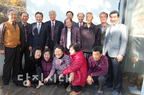 (뒷줄 왼쪽부터)맹광호, 양낙진, 전춘복(회장), 김하기 선생님, 원종경, 김재범, 하성원, 백도식, 정윤식. (가운데)최용태. (아래 왼쪽부터)김기숙, 김영옥, 한성희, 송상순, 박재진