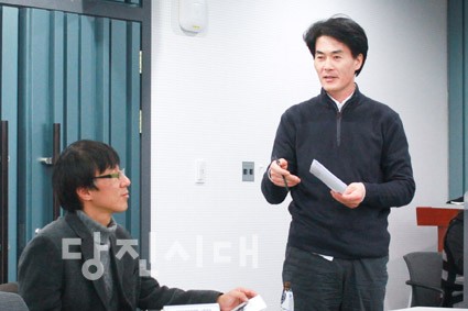 ▲ 당진시 ‘도시 및 농촌경관개선 정책 워크숍’이 지난달 28일 당진시청 중회의실에서 열렸다. 워크숍을 주관한 맑고푸른당진21 박종대 사무국장(오른쪽)이 토론을 진행하고 있다.