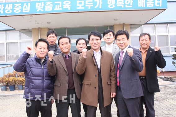 ▲ (첫째줄 왼쪽부터 시계 반대 방향) 박종빈 운영위원, 김범석 교장, 최문호 회장, 29회 김기덕 회장, 맹경섭 사무총장, 김낙교 교감, 유형용 상임부회장, 인명식 운영위원장