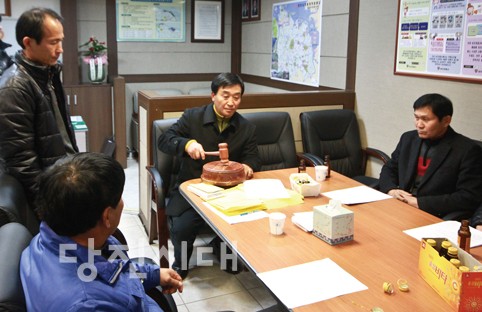 지난 20일 석문면개발위원회가 이사회를 열고 ‘동부발전 유치 동의의 건’을 서면결의로 의결했다. 접수된 개발위원들의 서면에는 찬성의견이 33표로 반대의견 20표보다 많았다. 이종호 개발위원장(사진 가운데)이 (찬성으로)가결됐음을 알리고 있다.