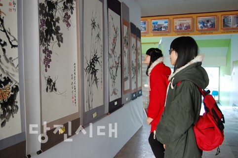 ▲ 합덕읍사무소를 방문한 학생들이 전시된 작품을 감상하고 있다.