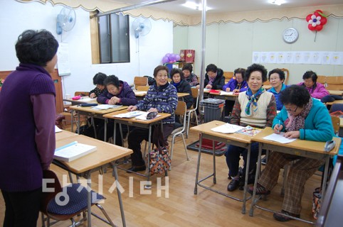해나루 시민학교의 학생들이 열악한 여건 속에서도 열심히 공부 하고 있다.