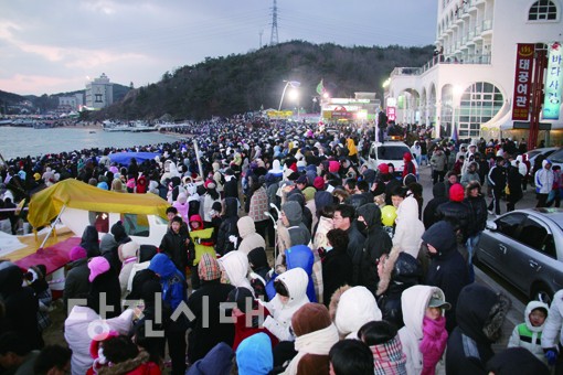 2012년 1월 1일 새해 아침 왜목마을에 많은 인파가 모여 해맞이를 함께 했다. 올해에도 왜목마을은 물론 당진 곳곳에서 해돋이 행사가 진행될 예정이다.