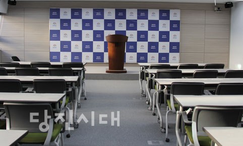 ▲브리핑룸 충남도청 신청사의 기자실을 9개 언론사 출입기자들이 독점사용하기로 했다. 당초 40여 석의 개방형 부스를 설치하려다 일부 출입기자들의 반대로 변경 설치된 충남도청 신청사 기자실 내부모습. 면적도 브리핑룸보다 2배 가까이 넓다.