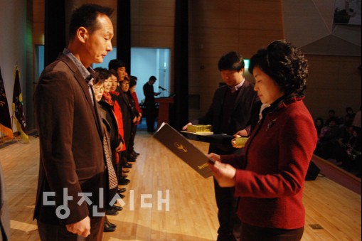 ▲ 한창애 지회장이 이찬영 순성면협의회장에게 시상하고 있다.