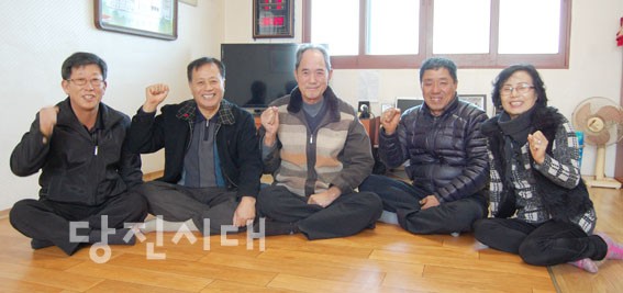 ▲ (왼쪽부터) 조주익 지도자, 김종수 이장, 김창석 노인회장, 김석수 마을주민, 이춘화 부녀회장