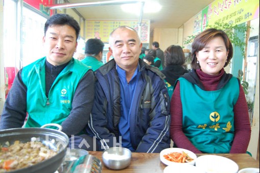 (왼쪽부터)김의중 새마을지도자 면천면협의회장, 시골밥상 문병웅 대표, 황선희 새마을 면천면부녀회장