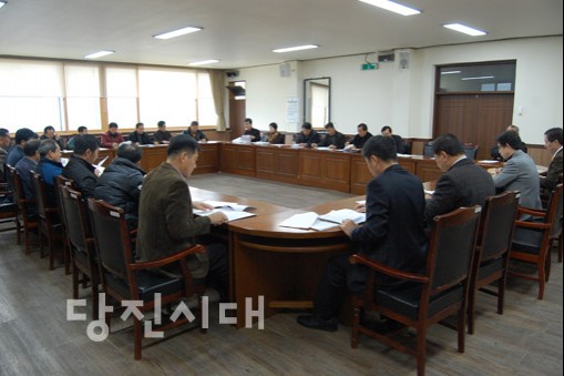 ▲ 송산면 이장들이 월례회의를 하고 있다