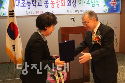 ▲ 고대초등학교 김형란 교장이 이임하는 고대초등학교총동문회 김홍두 회장에게 감사패를 전달하고 있다.
