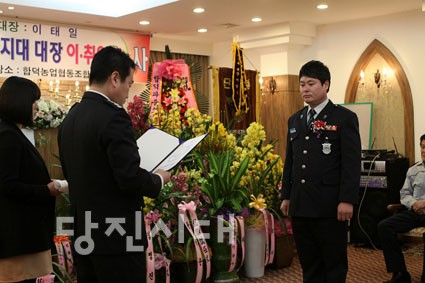 ▲ 이태일 신임지대장이 오동원 연합대장에게 임명장을 수여 받고 있다.