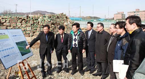▲ 당진시의회 제10차 임시회 현장방문일정 중 의원들이 면천읍성 복원현장에서 현황보고를 받고 있다.