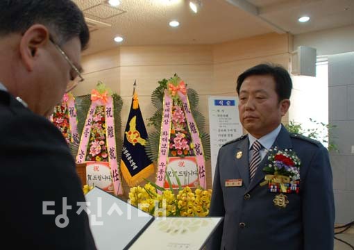 안본환 신임 지대장에게 임명장이 전달되고 있다.