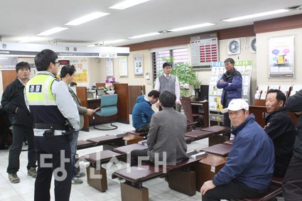 ▲ 면천면이장단협의회 이장들과 면천면개발위원회 오수권 위원장이 국민은행 당진지점을 방문해 마을 주민인 김명신 지점장의 면담을 요청하고 있다.