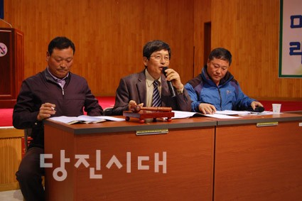 ▲ (왼쪽부터)황선학 부회장, 이희조 회장, 이종섭 사무국장이 총회를 진행하고 있다.