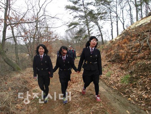 ▲ 크로스컨트리에 참여하고 있는 송산중학교 학생들.