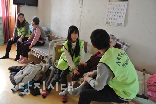▲ 원당가족봉사단은 매월 넷째주 일요일마다 평안마을을 방문해 봉사를 펼치고 있다.