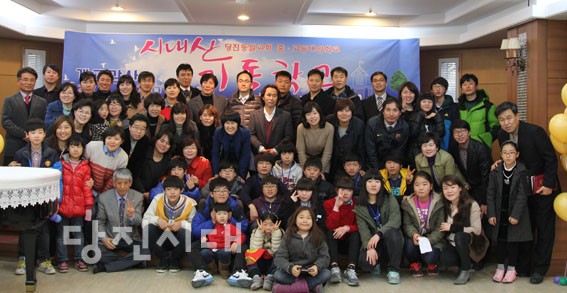▲ 지난달 3월 2일 열린 개교식에 학생들과 학부모, 동일교회 교인들이 기념촬영을 하고 있다.