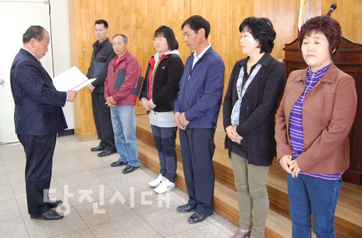 ▲ 이완선 순성농협 조합장이 조합원들에게 자녀 장학금을 전달하고 있다.