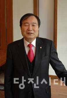 ▲ 류동열 약력- 우강면 창리 출신, 우강초 40회 졸업 - 국제로타리 3690지구 연수위원(현) - 한국자유총연맹 인천시지부 운영위원(현) - 승국문화재단 자문위원(현) - 재인충남도민회 지도위원(현)- 재인당진시민회 감사(현) - 재인우강면민회 명예회장(현)