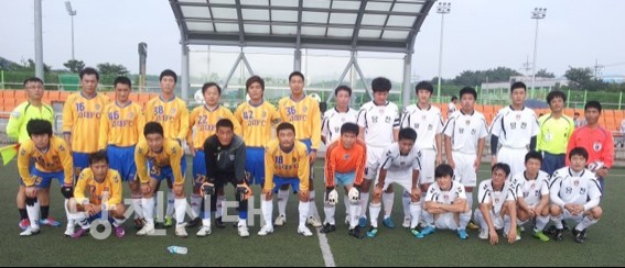 ▲ 고대FC와 당우팀이 경기에 앞서 기념사진을 촬영하고 있다.