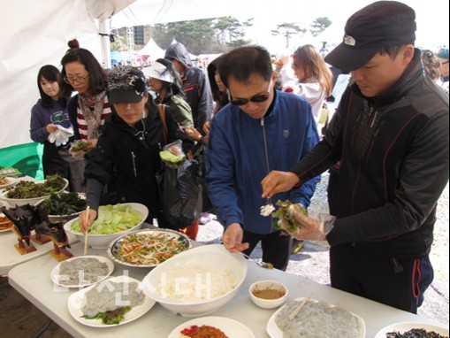 관광객들이 실치요리를 맛보고 있다.