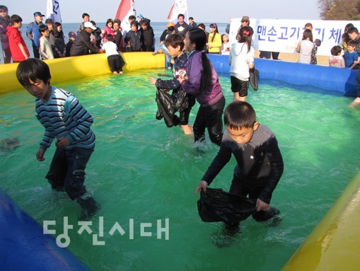 광어잡기대회에 참가한 어린이들.