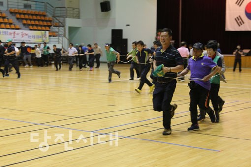 ▲ 새마을지도자 수련대회에 참가한 내빈들과 함께 체육경기가 진행되고 있다.