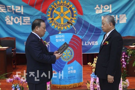 ▲ 신인철(왼) 신임회장이 이용호(오) 이임회장에게 감사패를 전달하고 있다.