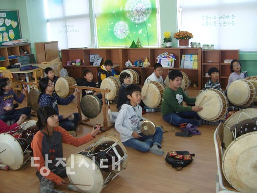 ▲ 방과후학교에서 학생들이 사물놀이를 하고 있다.