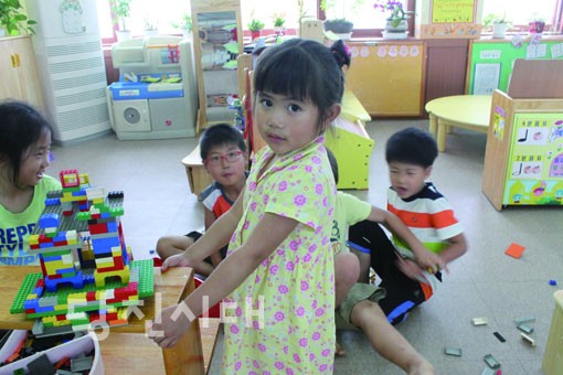 ▲ 유치부아이들이 돌봄학교에서 놀고 있다.