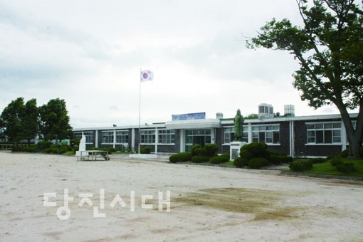 ▲ 신촌초등학교의 전경