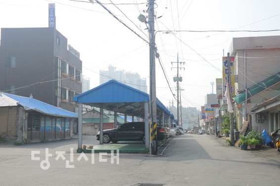 ▲ 신평재래시장이 서는 자리. 장이 서지 않는 날에는 한산하다.